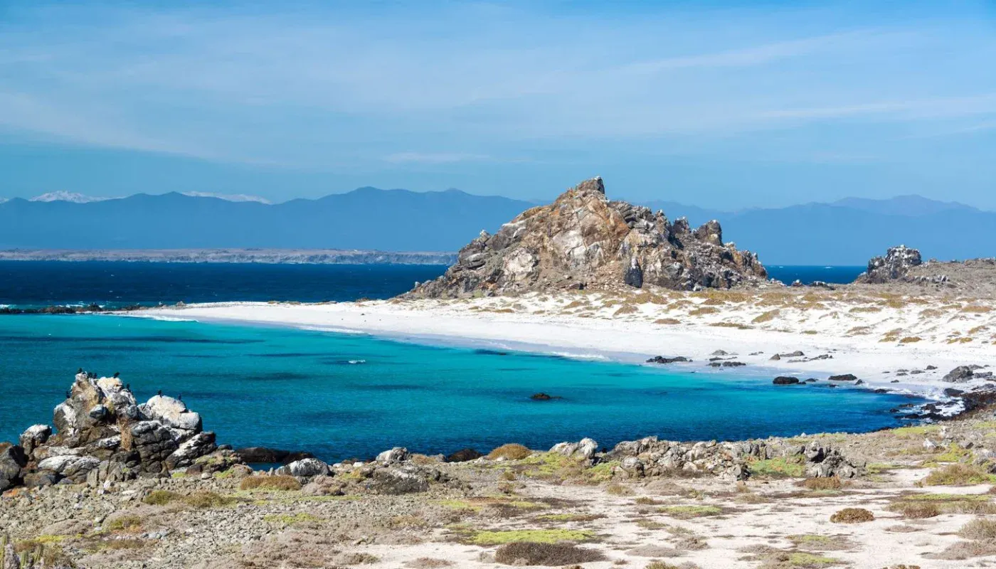 Playa de arena blanca de Isla Damas con agua turquesa, Reserva Nacional Pingüino de Humboldt, Punta de Choros