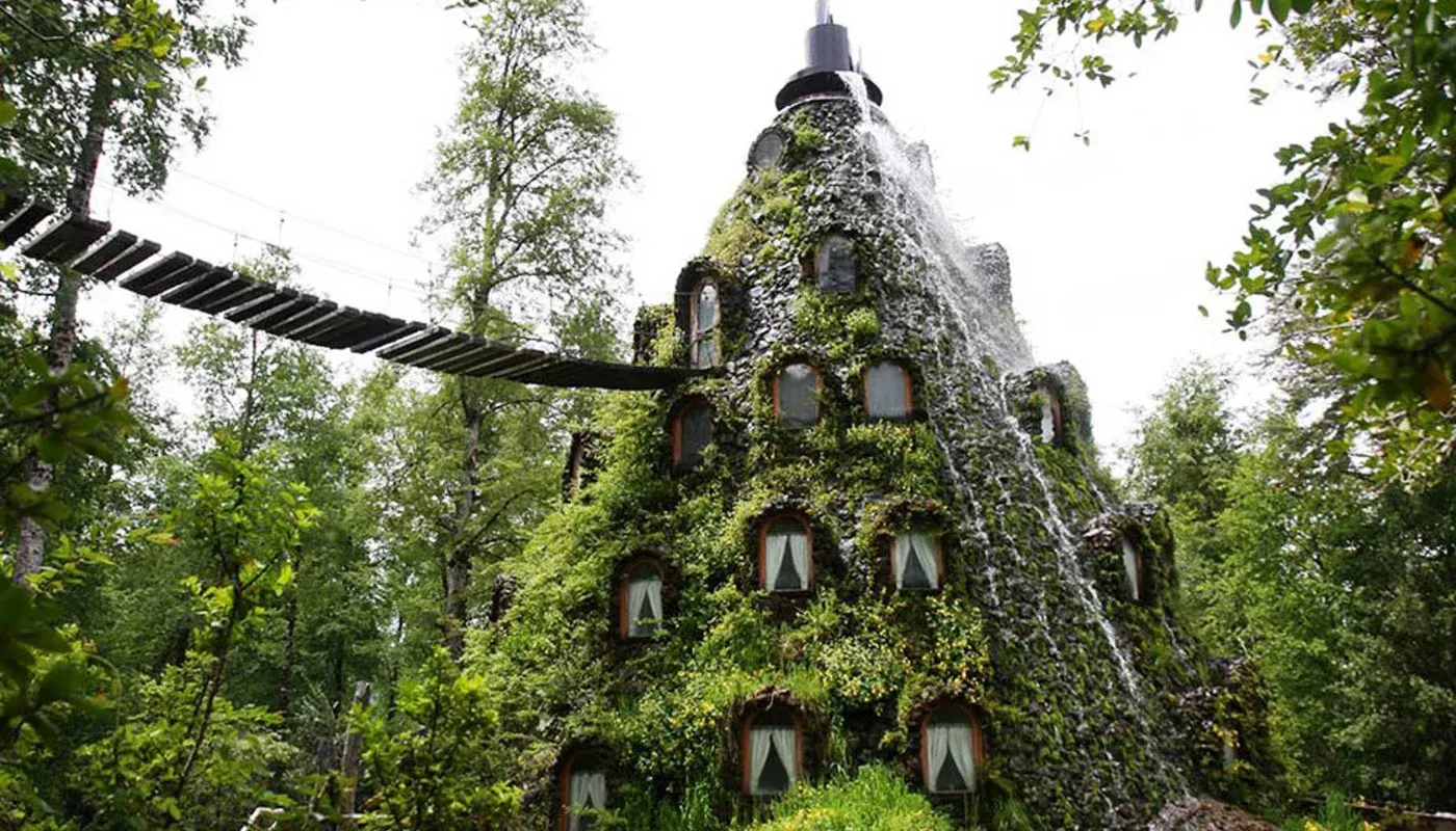 Hotel Montaña Mágica de la Reserva Huilo Huilo entre la selva valdiviana de Panguipulli