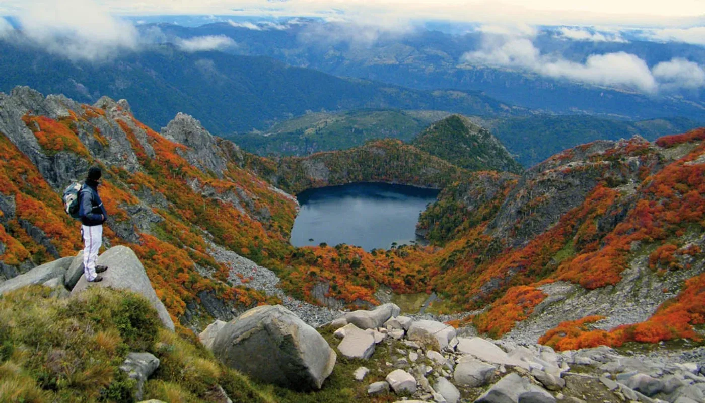 Lagunas alpinas y bosque de araucarias milenarias en el Parque Nacional Huerquehue, a 35 km de Pucón, región de la Araucanía