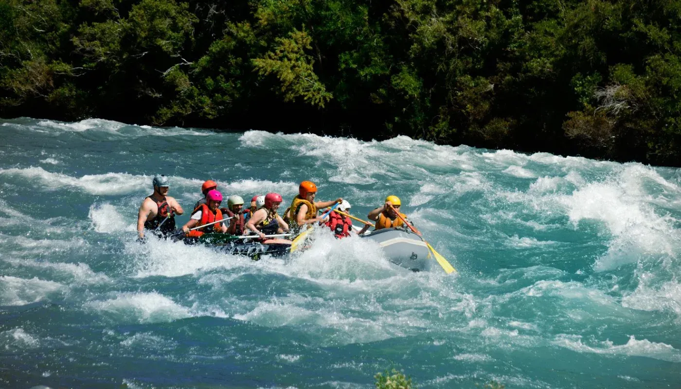 Rafting en los rápidos del río Trancura en Pucón, región de la Araucanía — raft con turistas navegando rápidos de clase IV