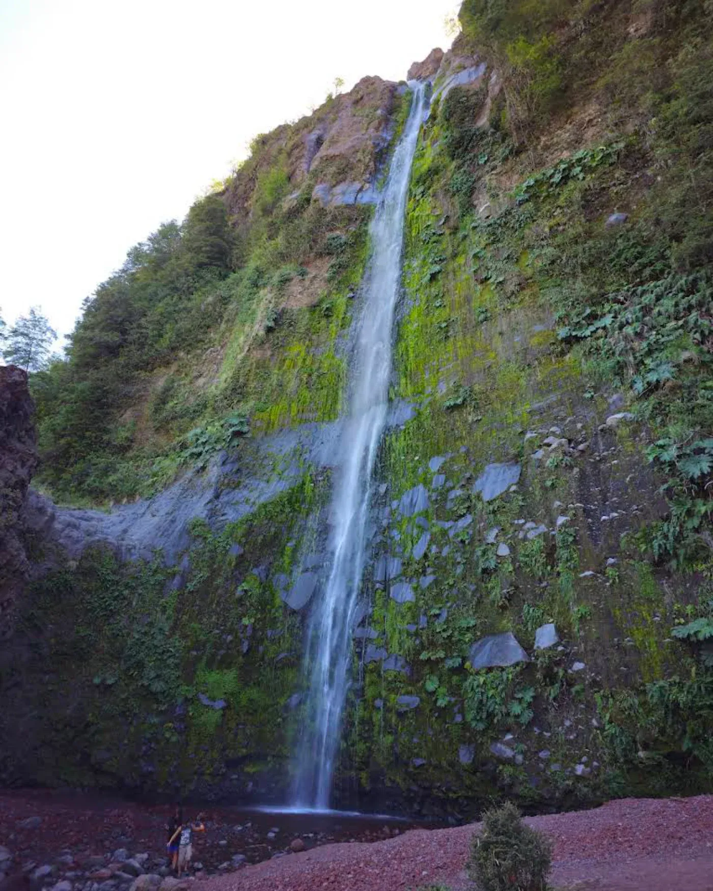 Salto el Pimentón, cascada en el camino a las Termas Geométricas cerca de Coñaripe, región de la Araucanía
