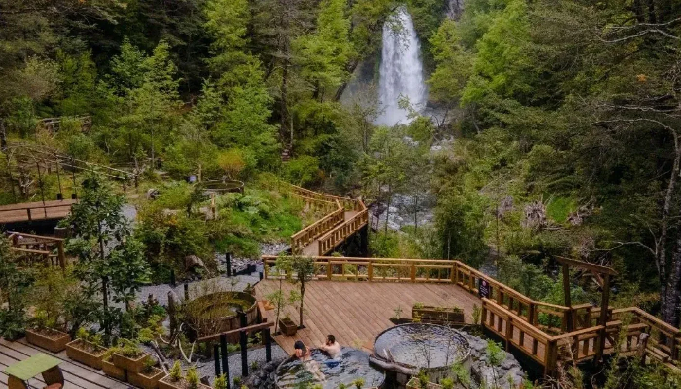 Termas El Rincón con el salto de agua entre el bosque nativo de Panguipulli